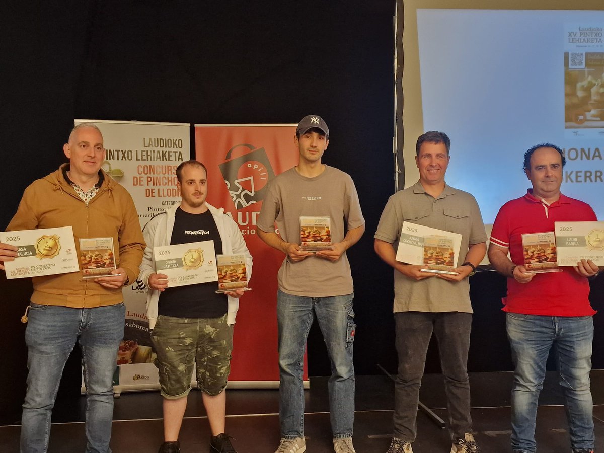 iniciativaomnia's tweet photo. Nuestro concejal Jakin, participó ayer en la entrega de premios del XV. Concurso de Pintxos de Laudio. 
¡Felicidades a los ganadores!
Toda la info en: https://t.co/mnF4DGOXgg https://t.co/eeC0b15909