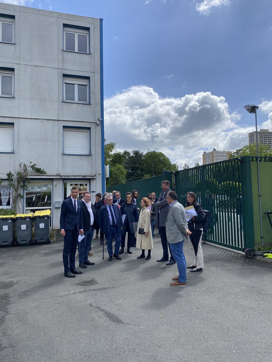 J’ai eu le plaisir d’accueillir ce matin <a href="/P_Vergriete/">Patrice Vergriete</a> , président de l’@ANRU_officiel, pour une visite du quartier des #Oliveaux : maison du projet, tour Kennedy, future cité des enfants, resto scolaire La Ruche, collègue Descartes.