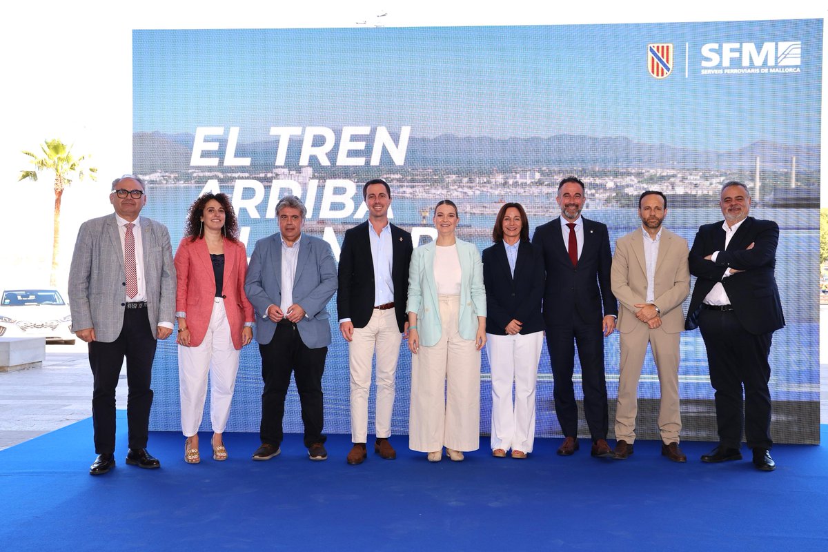 SFM (@sferroviarism) on Twitter photo 🚆El tren arriba a la mar.🌊
Avui, la presidenta <a href="/MargaProhens/">Marga Prohens</a> ha presentat el #tren sa Pobla-Alcúdia, que arribarà fins a l'estació marítima del Port d'Alcúdia.
Un nou projecte d'ampliació de la xarxa ferroviària, després del tren a Llucmajor.
+Info ➡️tn.caib.es/trenalcudia 🚆El tren arriba a la mar.🌊
Avui, la presidenta <a href="/MargaProhens/">Marga Prohens</a> ha presentat el #tren sa Pobla-Alcúdia, que arribarà fins a l'estació marítima del Port d'Alcúdia.
Un nou projecte d'ampliació de la xarxa ferroviària, després del tren a Llucmajor.
+Info ➡️tn.caib.es/trenalcudia