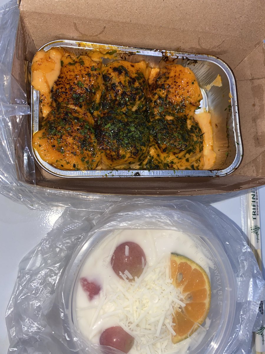 punya temen baik banget 🥹 aku engga lolos tiba-tiba dikasih ini 😭🤍🤍🤍