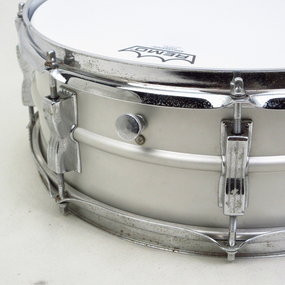 ishibashi_yoko's tweet photo. 【中古】Ludwig / #LM404 #Acrolite "Vintage" "1970s"
「Blue/Olive Badge」とエンブレムシリアルから1970年代中~後期の”アクロライト”スネア。
シェルにくすみ、フープやラグにサビと使用感が有りますが、 打面のヘッド以外はオリジナルのパーツの様です。
https://t.co/aw7YixYCwU
#Ludwig https://t.co/O2gQ2nw9T5