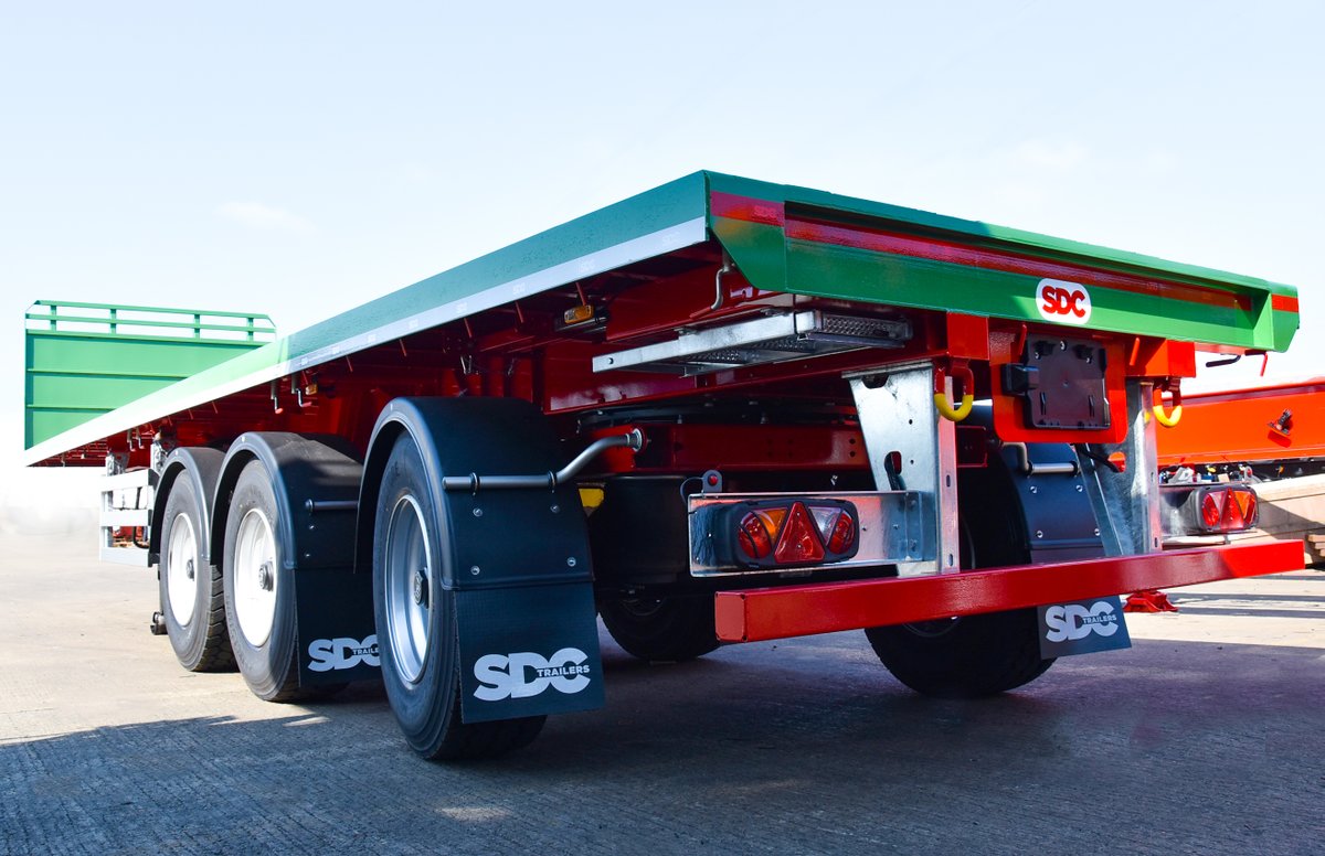 SDCtrailers's tweet photo. The Multi-functional design on SDC’s PSK Platform trailer makes it extremely versatile for general and specialist operations. 

➡️ 1x20, 1x30 and 3x10 containers
➡️ Rear steer and front lift axle 
➡️ Retractable twistlocks
➡️ Fixed headboard

#sdctrailers #alwaysmovingforwards https://t.co/s86FLAFk8S