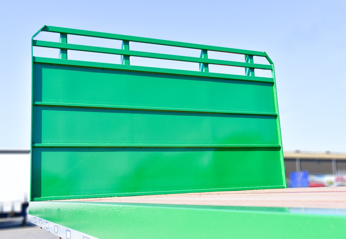 SDCtrailers's tweet photo. The Multi-functional design on SDC’s PSK Platform trailer makes it extremely versatile for general and specialist operations. 

➡️ 1x20, 1x30 and 3x10 containers
➡️ Rear steer and front lift axle 
➡️ Retractable twistlocks
➡️ Fixed headboard

#sdctrailers #alwaysmovingforwards https://t.co/s86FLAFk8S