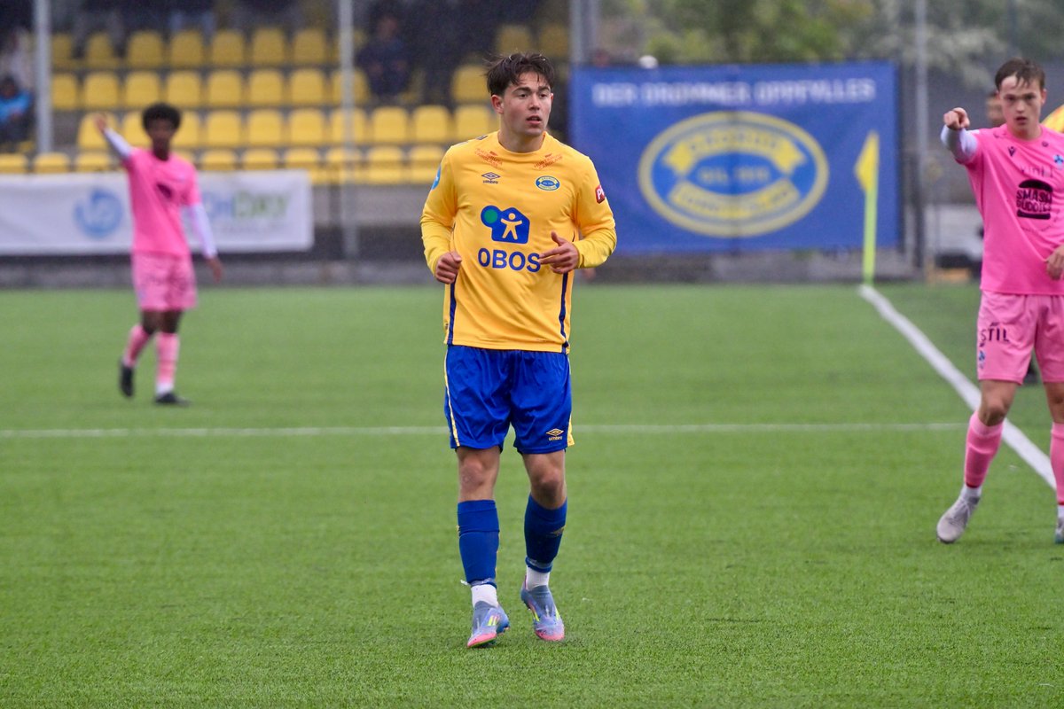 Etter å ha vært ute med skade i HELE pre-season og hele starten av sesongen var det en stor glede å se Jonas Rasen på banen i gult for første gang mot Follo! 🤩

Gratulerer så mye med debut Jonas! Vi gleder oss til fortsettelsen! 💛💙

Foto: kb.sportsmedia