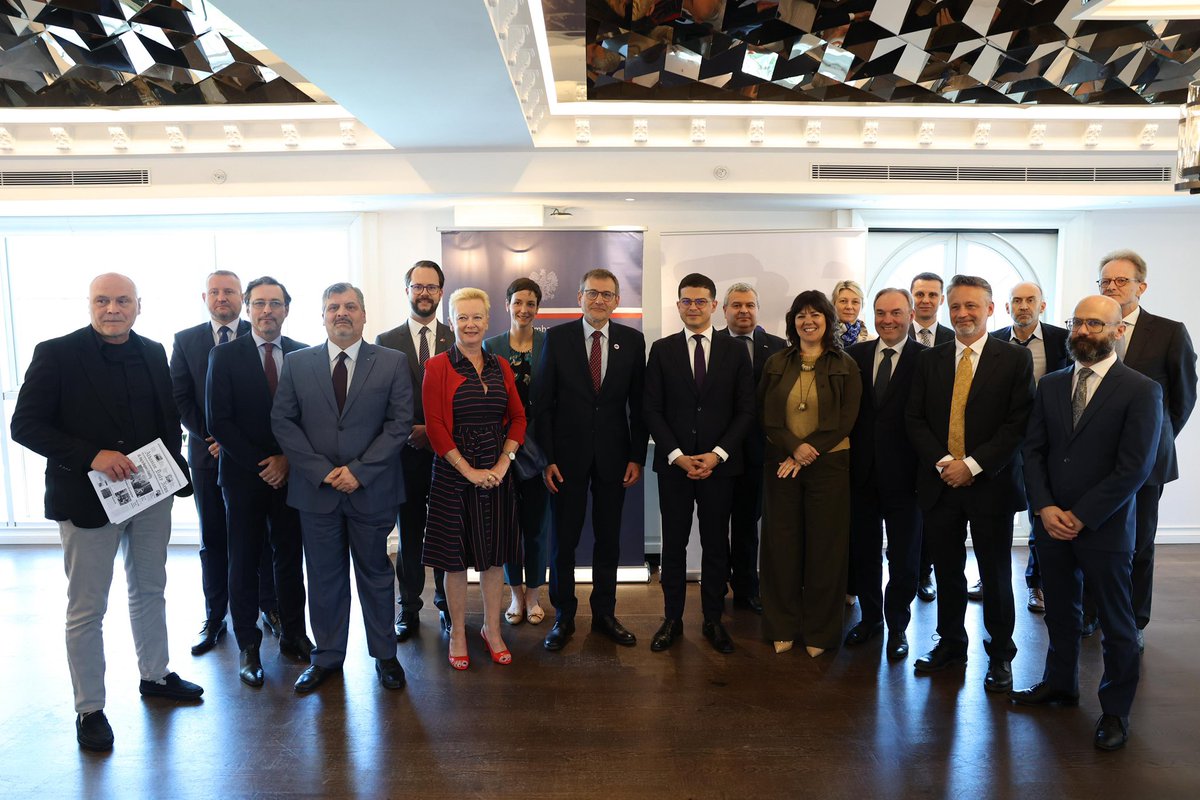 Në një bashkëbisedim me ambasadorët e vendeve të BE-së në Tiranë, mbi investimet në mbrojtje dhe zhvillimin e kapaciteteve prodhuese të industrisë ushtarake, në një moment kur forcimi i shtyllës europiane të <a href="/NATO/">NATO</a> -s është një temë aktuale.

Investimet në mbrojtje të cilat janë