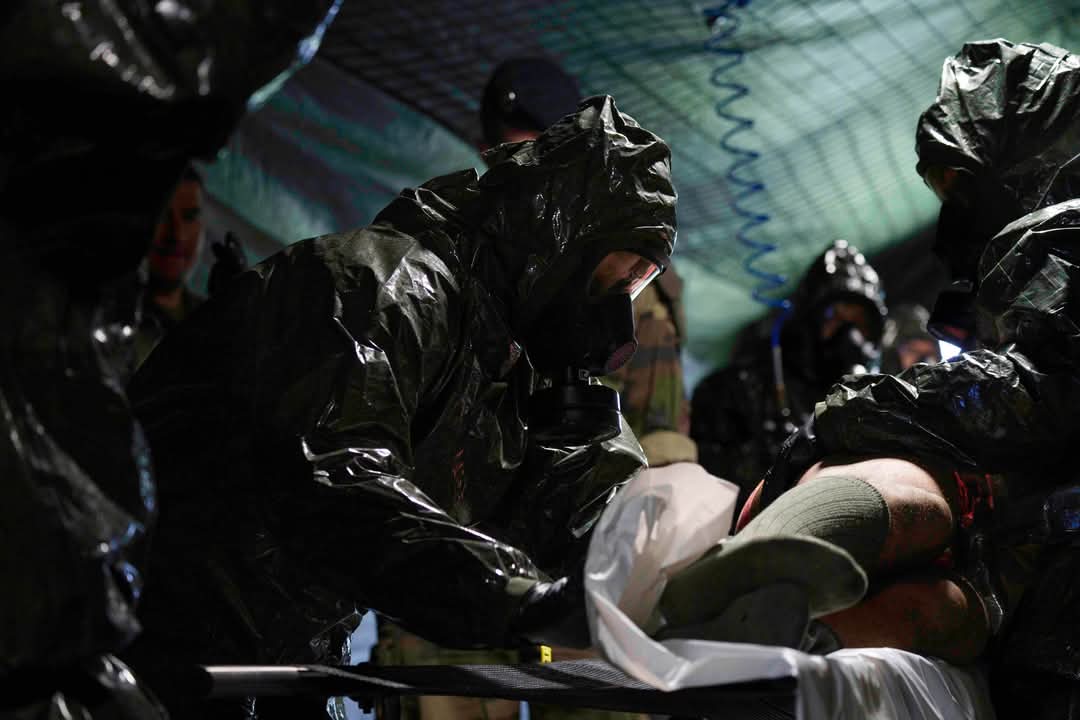 RegimentMedical's tweet image. 🔹 Formation UMDA – Être prêt face au risque NRBC 🔹
Les auxiliaires sanitaires du régiment médical se forment au montage et à l’installation des matériels essentiels à la mise en œuvre des UMDA (unités médicales de décontamination des armées
#RMED #PeuxTuLeFaire
