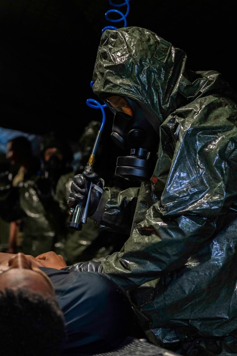 RegimentMedical's tweet image. 🔹 Formation UMDA – Être prêt face au risque NRBC 🔹
Les auxiliaires sanitaires du régiment médical se forment au montage et à l’installation des matériels essentiels à la mise en œuvre des UMDA (unités médicales de décontamination des armées
#RMED #PeuxTuLeFaire