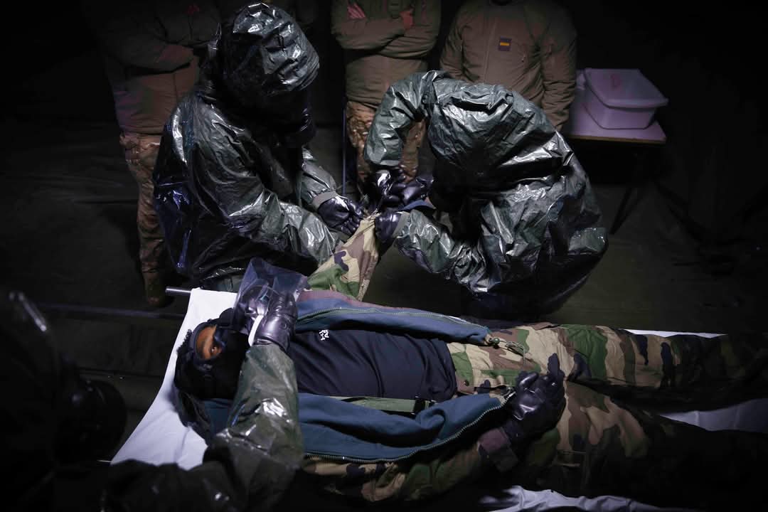 RegimentMedical's tweet image. 🔹 Formation UMDA – Être prêt face au risque NRBC 🔹
Les auxiliaires sanitaires du régiment médical se forment au montage et à l’installation des matériels essentiels à la mise en œuvre des UMDA (unités médicales de décontamination des armées
#RMED #PeuxTuLeFaire
