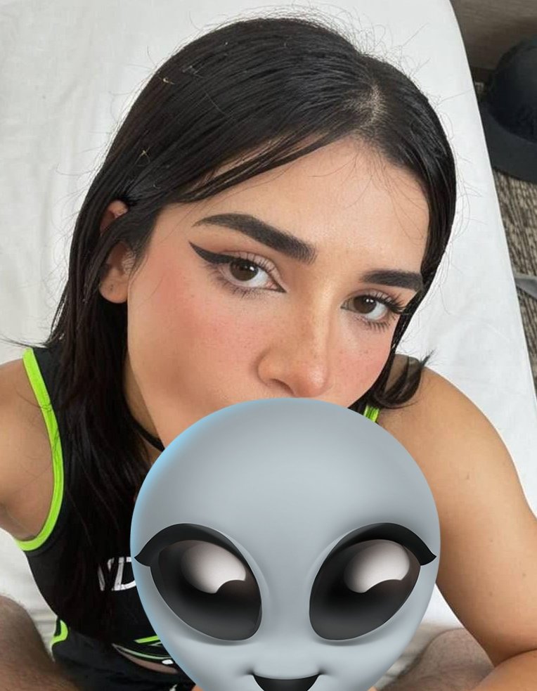 WesleySnipez20's tweet photo. Tomé una foto del Instagram de Alana, y en su hombro izquierdo tiene un lunar, y en la foto filtrada tiene el mismo lunar. ¿Esto también es IA o alguien se esforzó tanto para poner esos detalles?
#AlanaFlores #Alana 

Real video X 💯 🫏🩶
https://t.co/n0kh3DkgsR https://t.co/EmqhPiPgNw