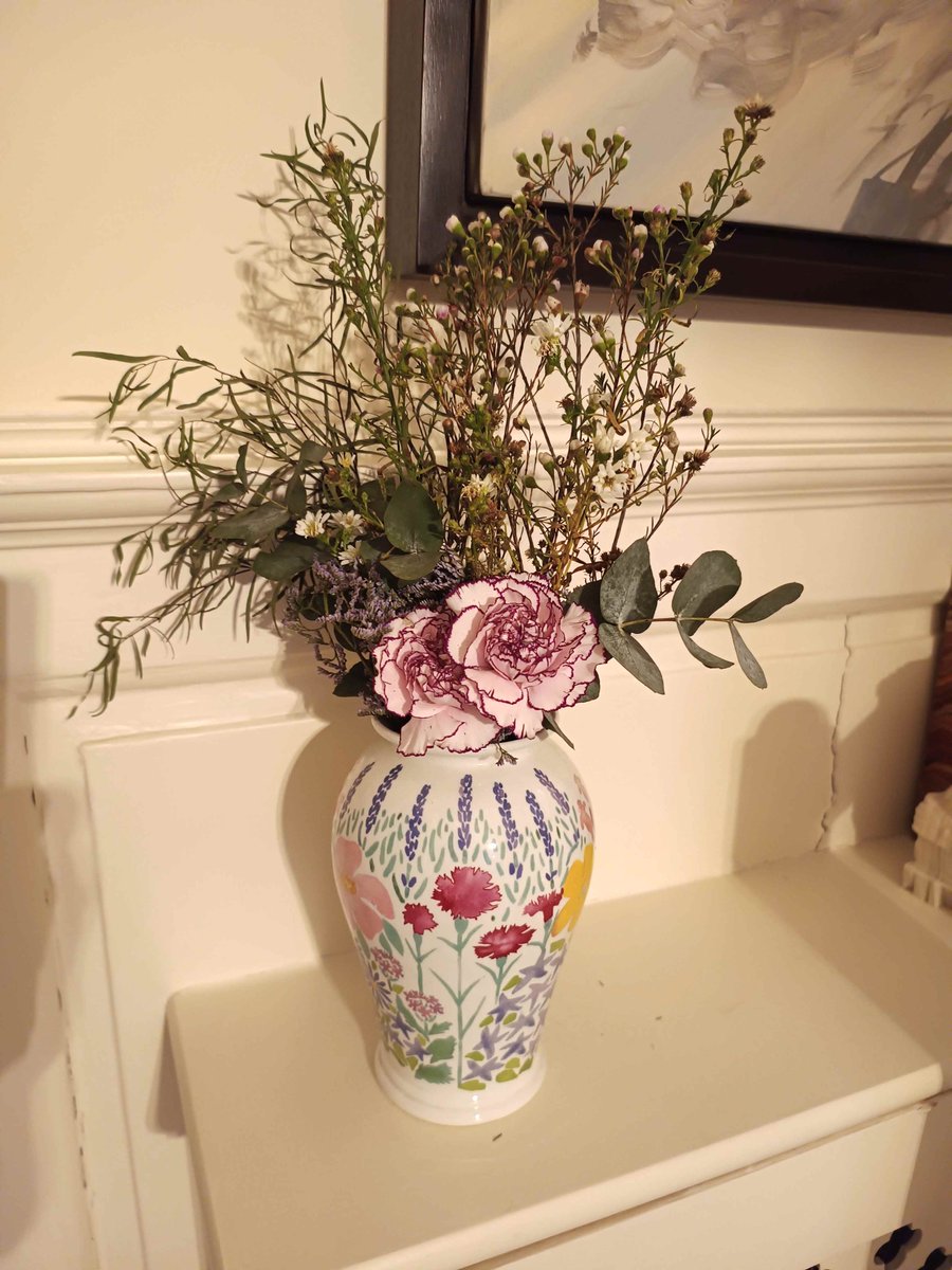#lornalovesthis #FlowerFriday The Hidcote Vase #Flowers #nature #towngarden #authorslife  I write historical fiction - see lornahunting.com #hidcote
