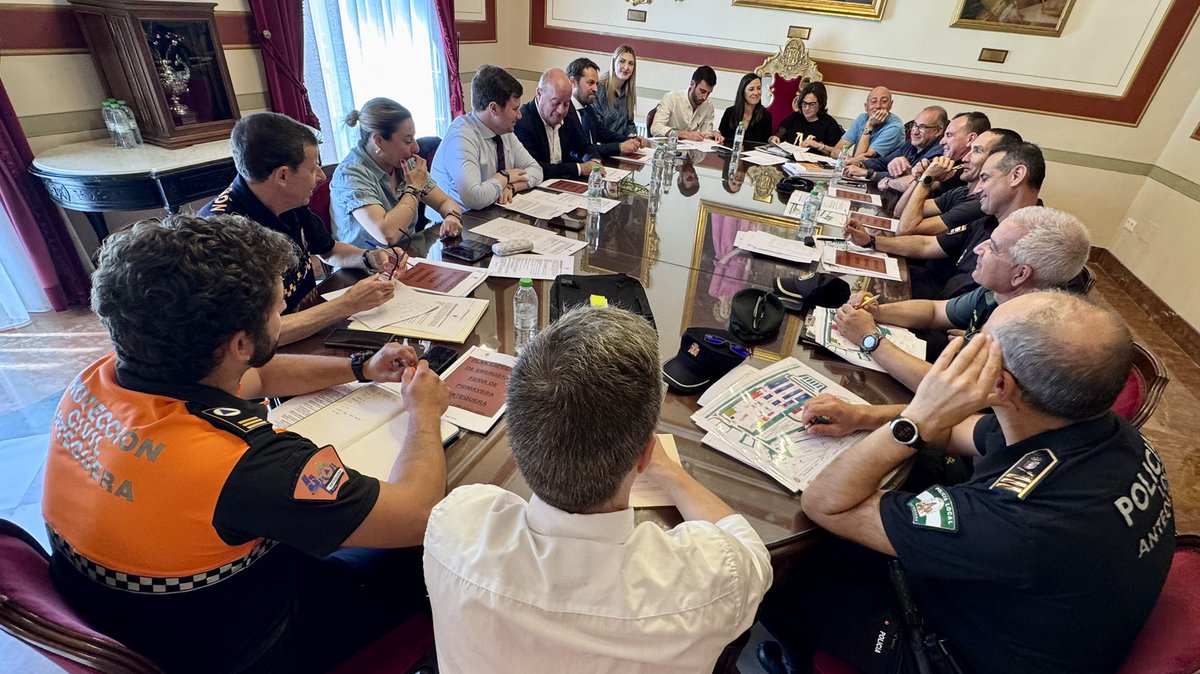 🎡⚽️🎙️ La Feria de Primavera, el partido del <a href="/AntequeraCF/">Antequera C. F.</a> VS <a href="/SDP_1922/">SD Ponferradina SAD</a> y el concierto de <a href="/soyyomelody/">Melody Oficial</a>, temas centrales de la Junta Local de Seguridad

El alcalde <a href="/manolo_baron/">Manolo Barón 🇪🇸</a> ha presidido la cita

🗣️ <a href="/manolo_baron/">Manolo Barón 🇪🇸</a> 
“Es un fin de semana muy importante”

#Antequera es #MásCiudad