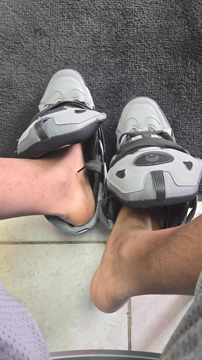theredeyejedi__'s tweet photo. Kicks off the day
#osirisd3 #nosocksneeded #nosocksgang #bigfeet #bigmalefeet #gayfootfetish #gayfeet #socklessgang #shoeplay #skateshoes #size14 #smellyfeet https://t.co/MjxddaeiZm