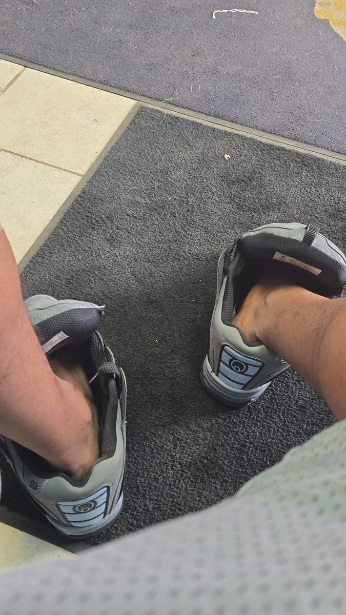 theredeyejedi__'s tweet photo. Kicks off the day
#osirisd3 #nosocksneeded #nosocksgang #bigfeet #bigmalefeet #gayfootfetish #gayfeet #socklessgang #shoeplay #skateshoes #size14 #smellyfeet https://t.co/MjxddaeiZm