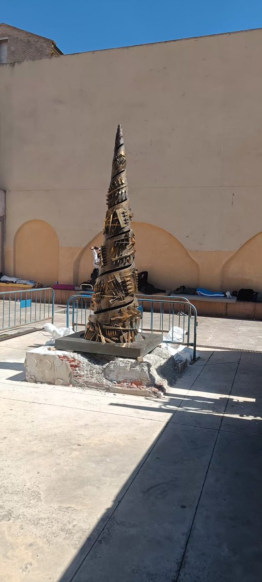 🚨 La escultura  Torre Spirale, Historias ha sido retirada por el Ayuntamiento 
Esa escultura tenía un valor cultural y simbólico para nosotro
 El arte del barrio no se traslada como si no importara.

#Zaragoza #CentroDeHistorias #ColectivoParqueBruil #ArteUrbano