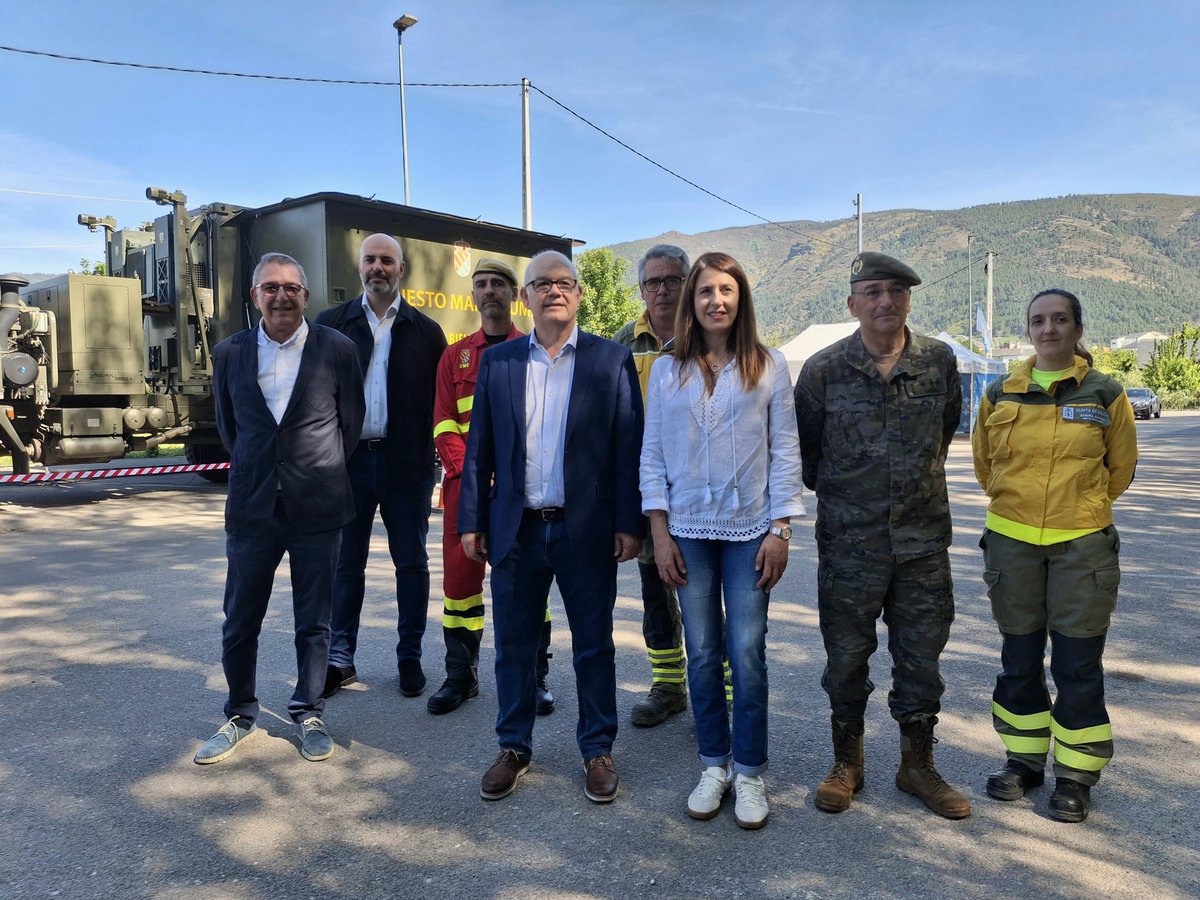 ⛺<a href="/lalosantos1964/">Lalo Santos</a> visitou o campamento da <a href="/UMEgob/">UME</a> na #Rúa, onde realiza un exercicio de coordinación para loitar contra os #incendios forestais 

🚒O subdelegado do Goberno agradeceu aos efectivos "o intenso traballo" que fan para protexer a provincia de #Ourense