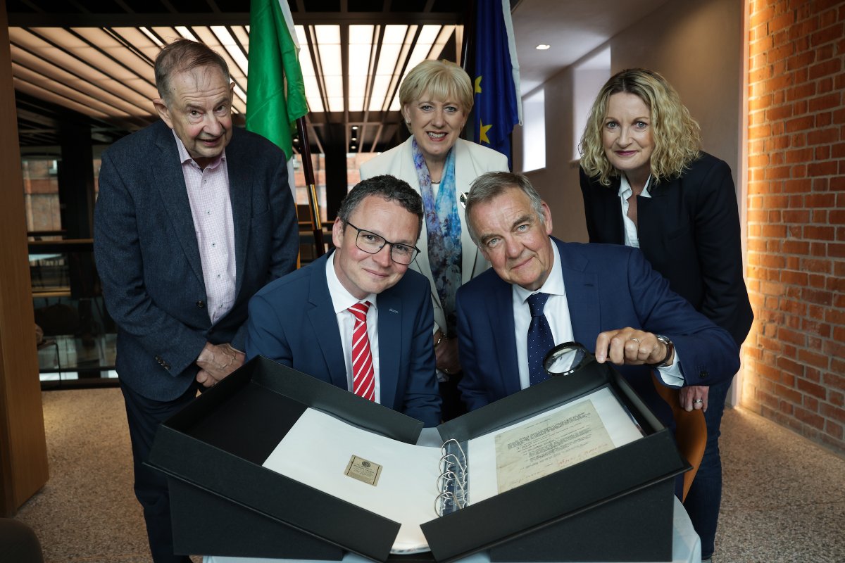 Tourism-Culture-Arts-Gaeltacht-Sport-Media (@deptcultureirl) on Twitter photo D'fhógair an tAire <a href="/podonovan/">Patrick O'Donovan</a> go bhfuil Coiste Comhairleach Cuimhneacháin nua bunaithe, agus fógraíodh freisin an saothar is déanaí atá faighte ag <a href="/NARIreland/">National Archives, Ireland</a> - comhaontú sínithe ag De Valera, de Staic, Ó Gríofa agus Ó Coileáin, dar dáta an 22 Feabhra 1922
bit.ly/3SoN5s3 D'fhógair an tAire <a href="/podonovan/">Patrick O'Donovan</a> go bhfuil Coiste Comhairleach Cuimhneacháin nua bunaithe, agus fógraíodh freisin an saothar is déanaí atá faighte ag <a href="/NARIreland/">National Archives, Ireland</a> - comhaontú sínithe ag De Valera, de Staic, Ó Gríofa agus Ó Coileáin, dar dáta an 22 Feabhra 1922
bit.ly/3SoN5s3