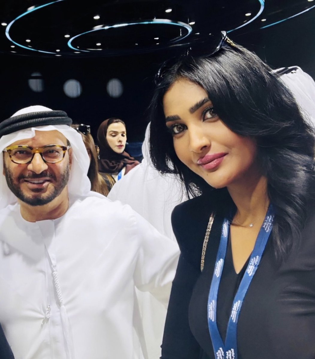 تشرّفت بلقاء معالي د/أنور قرقاش 
المستشار السياسي لرئيس دولة الإمارات 
في قمة الإعلام العربي 
@anwargargash 
#الإمارات #دبي #قمة_الإعلام_العربي