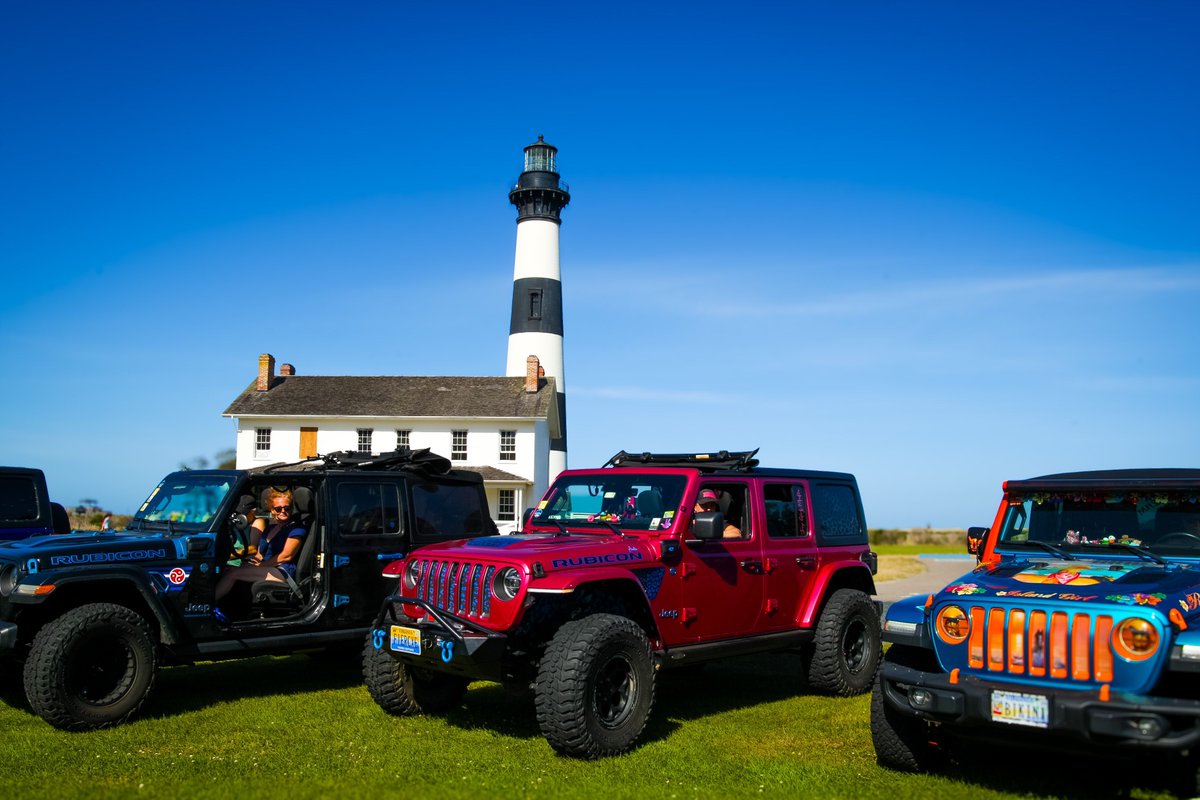 outerbanks's tweet image. A classic OBX combo: Lighthouses &amp;amp; Jeeps 🚙
🏴‍☠️ Did you know that you can drive on the beach year-round at select access points in Corolla/Carova to the north and Hatteras to the south? #obx #outerbanks