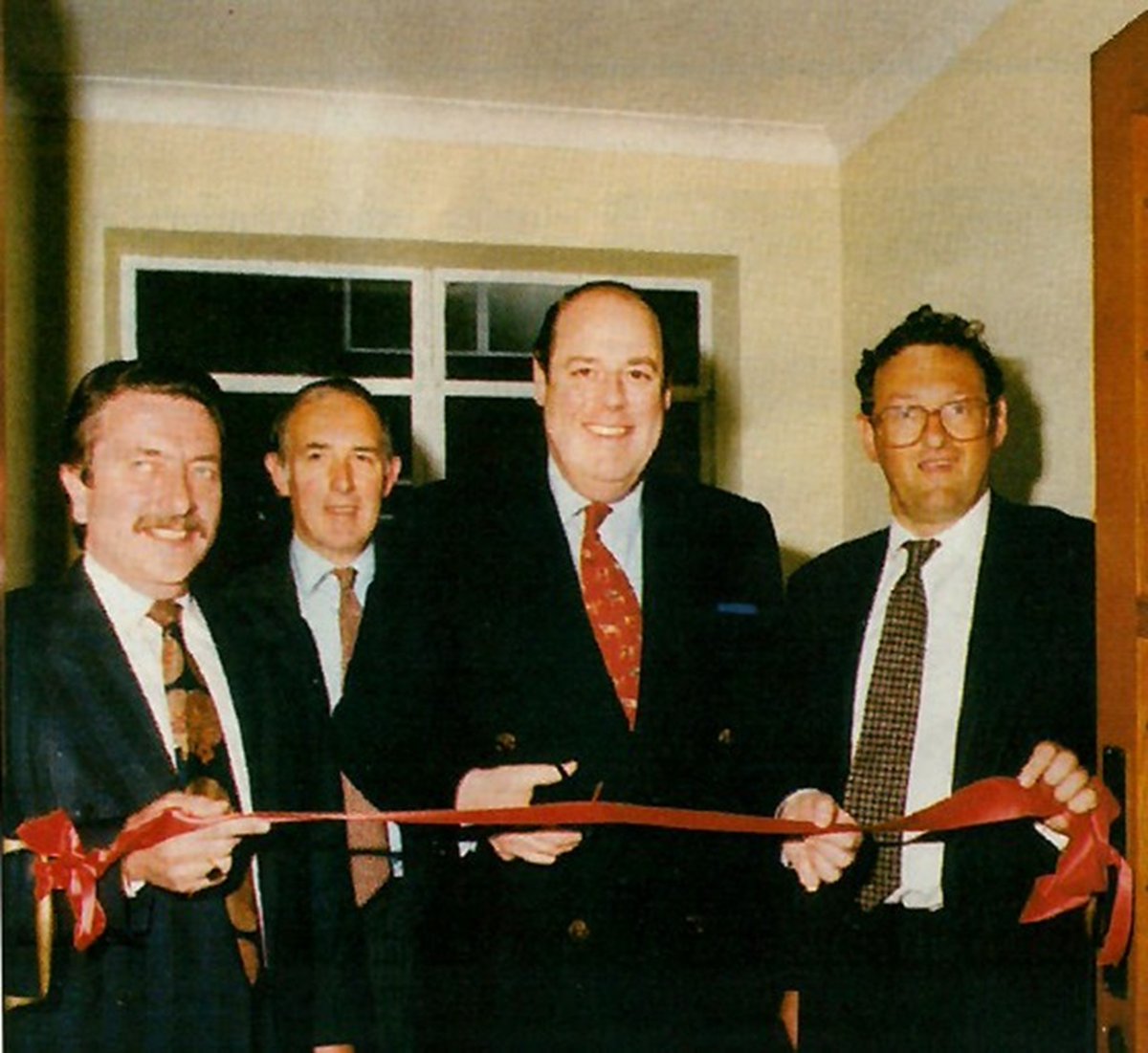 VailWilliams's tweet photo. 🔙 We're throwing it back to 1995 when our doors officially opened in Crawley. 4 fresh-faced people to now a team of 20+.

What a ride it's been so far!

#VWCrawleyTurns30 #TBT #GatwickDiamond #CommercialProperty #WhereItBegan https://t.co/QzXCw28TTH