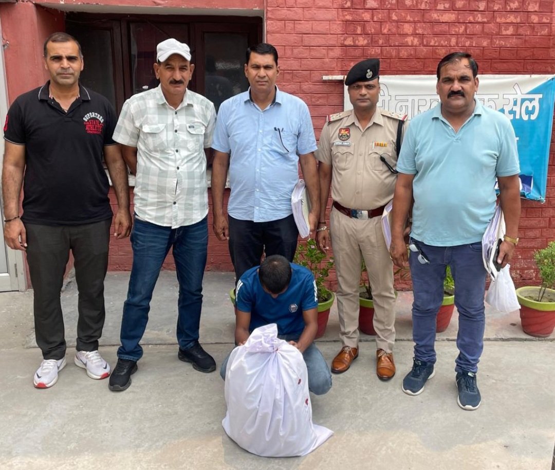 Yamunanagar Police (@policeynr) on Twitter photo एंटी नारकोटिक सेल की टीम ने तीन किलो गांजा फुल पत्ति सहित एक आरोपी को किया गिरफ्तार। जिसकी पहचान असम के जिला कोकराझार के गांव सिमुलतापू वासी अबू ताहेर शेख पुत्र मजेजुद्दीन शेख हाल किराएदार गांव रायपुर के नाम से हुई।
<a href="/police_haryana/">Haryana Police</a>
<a href="/AdgpAmbalaRange/">IGP Ambala Range</a> एंटी नारकोटिक सेल की टीम ने तीन किलो गांजा फुल पत्ति सहित एक आरोपी को किया गिरफ्तार। जिसकी पहचान असम के जिला कोकराझार के गांव सिमुलतापू वासी अबू ताहेर शेख पुत्र मजेजुद्दीन शेख हाल किराएदार गांव रायपुर के नाम से हुई।
<a href="/police_haryana/">Haryana Police</a>
<a href="/AdgpAmbalaRange/">IGP Ambala Range</a>
