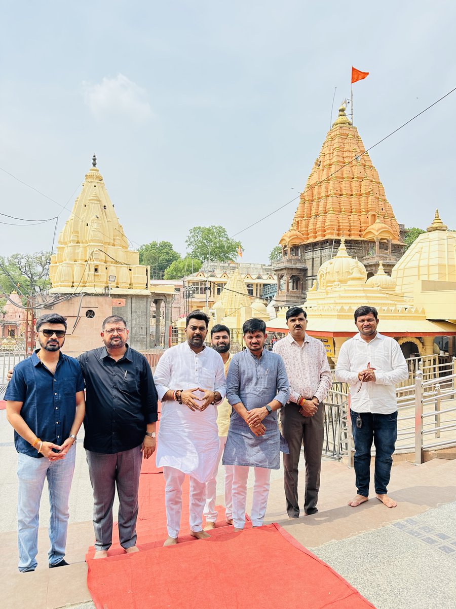 bjpneelrao's tweet photo. આજનો દિવસ ભક્તિ, શ્રદ્ધા અને શાંતિથી ભરપૂર રહ્યો. સૌપ્રથમ, મધ્ય પ્રદેશના ઉજ્જૈનમાં આવેલ મહાકાલેશ્વર મહાદેવના દિવ્ય દર્શનનો અવસર મળ્યો. ત્યારબાદ, ઉજ્જૈનમાં આવેલ હરસિદ્ધિ માતાજી મંદિરના પવિત્ર દર્શન કર્યા. આ યાત્રા ખૂબ જ વિશેષ રહી—પરમ મિત્ર અને સુરેન્દ્રનગર જિલ્લા ભાજપ પ્રમુખ શ્રી હિતેન્દ્રસિંહ ચૌહાણ સાથે મહાદેવજીના પાવન ચરણોમાં વંદન કરીને મનથી શાંતિ અનુભવી. મહાદેવજીના આશીર્વાદ હંમેશા સર્વે પર રહે. જય માતાજી, હર હર મહાદેવ! 🙏

#neelrao #bjpnarmada #narmadajilla #narmadadistrict #bjpgujarat #bjpindia #spiritual #blessed #divine #darshan #peace #meditation #mahakal #ujjain #harsiddhimata #pilgrimage #spiritualjourney #divineblessings