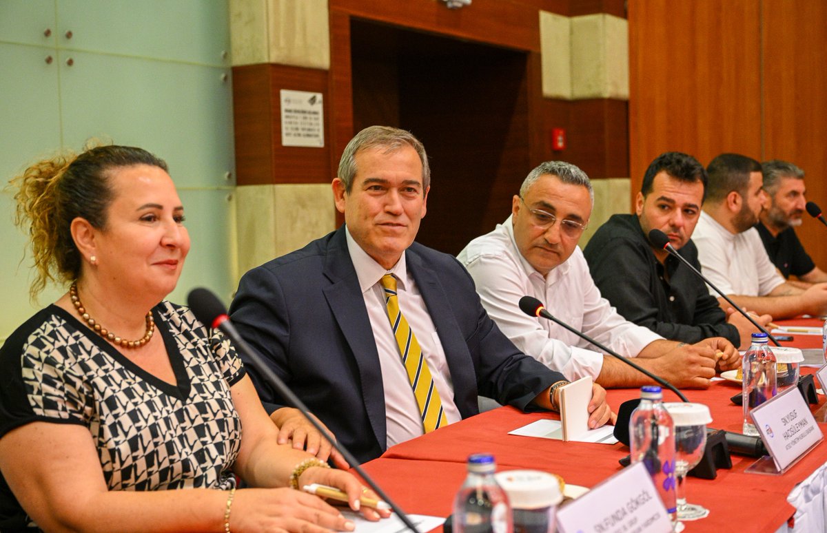 Yönetim Kurulu Başkanımız Yusuf Hacısüleyman, 'Tescilli Bina ve Otellerde Yangın Yönetmeliği Bilgilendirme Toplantısı'nda 36. Grup (Oteller ve Benzer Konaklama Yerleri) Meslek Komitesi ve Kaleiçi'nde otelcilik faaliyeti gösteren grup üyeleriyle bir araya geldi. 

Toplantıya, 36.