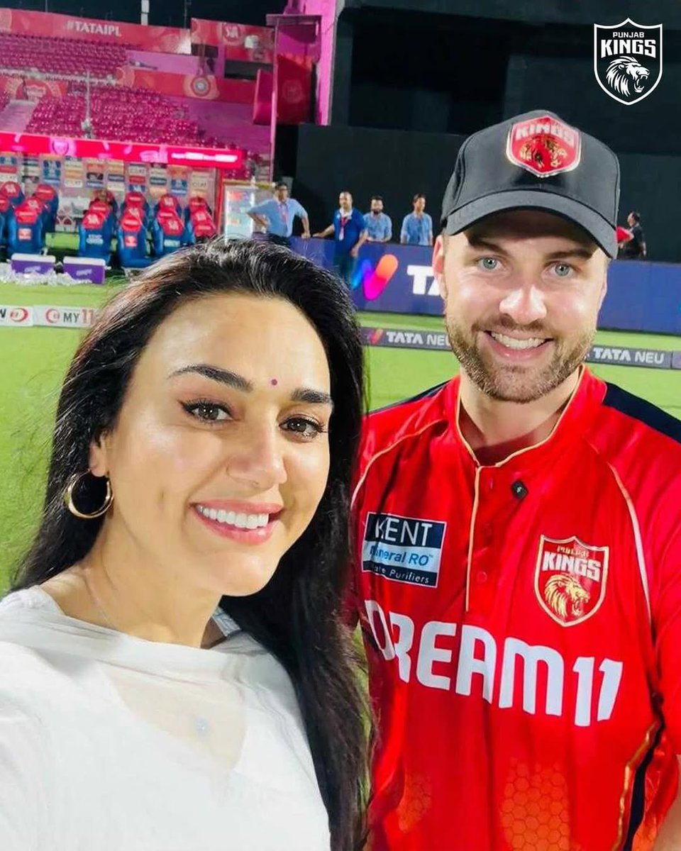 All smiles with the man of the match Josh Inglis after his match winning knock 👊 for our last league game in Jaipur.

Bas Jeetna Hai | Sadda Punjab | Ting!