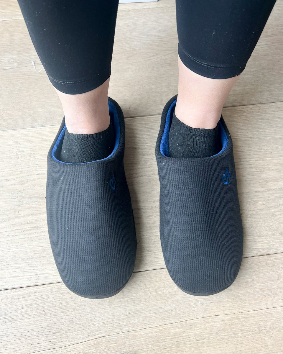 BubblyMoments's tweet image. 🥿 Comfort in every step! These two-tone memory foam slippers are soft, cozy, and stylish enough to wear all day 🛋️

🛍️ Shop here: amzlink.to/az0gxUSpd9yNL

#ComfyStyle #MemoryFoamSlippers #HouseEssentials #StayCozy #FootwearFaves