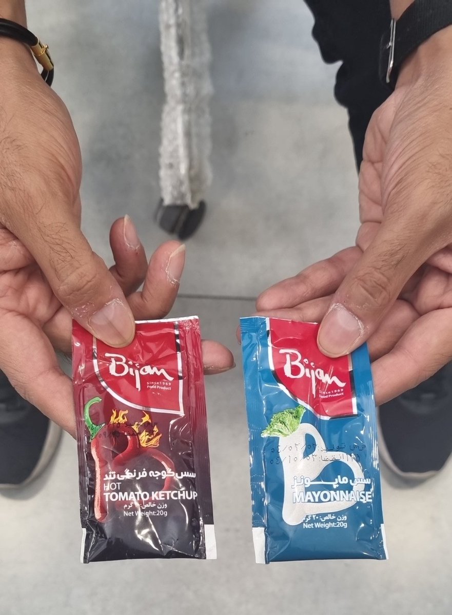 یکی طعم تند واقعیت رو بهت می‌ده...
اون یکی طعم شیرین نادانی رو نگه می‌داره.
کدومو انتخاب می‌کنی؟
#سس_ماتریکسی