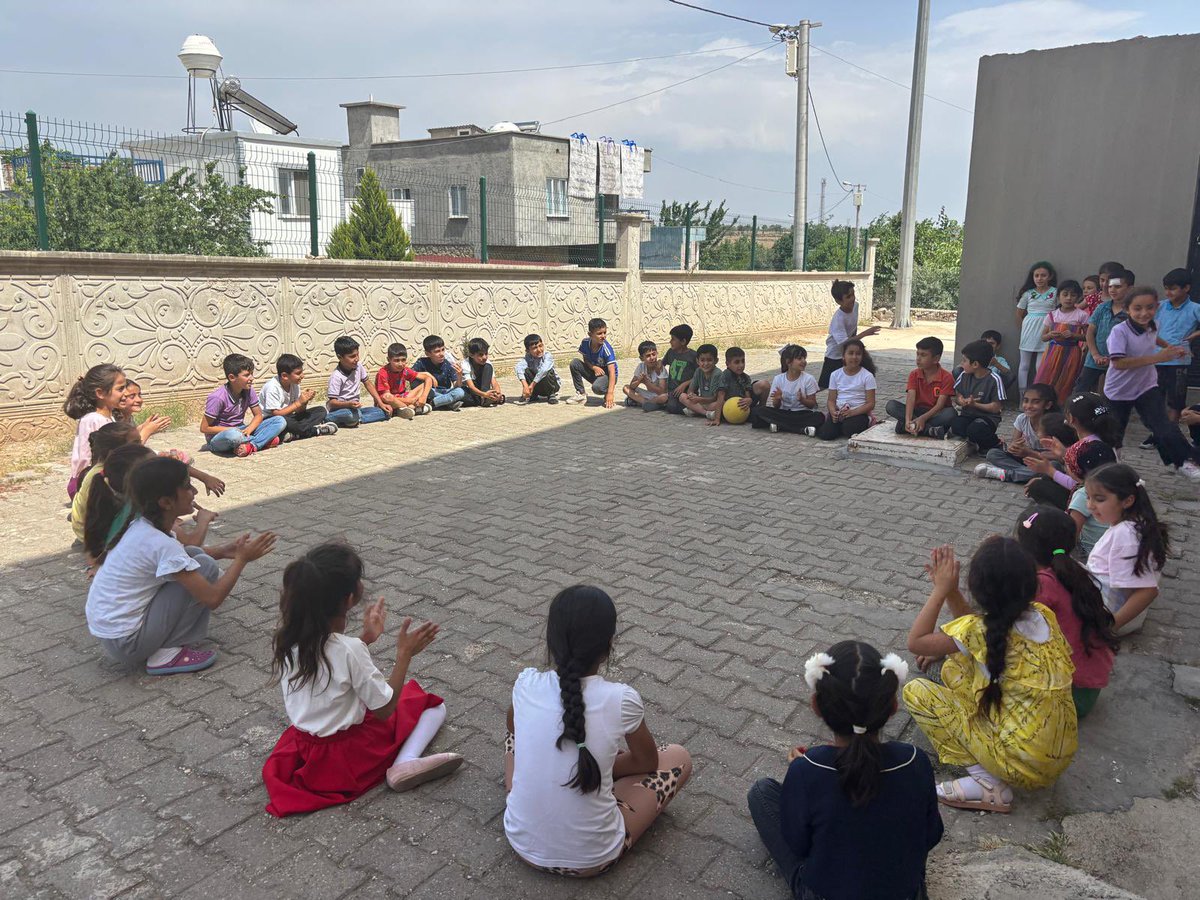 Geleneksel Çocuk Oyunları Şenliği kapsamında 3.sınıflarımızın Yağ Satarım, Bal Satarım adlı oyunu.
<a href="/ali_eyyupkoca/">Ali Eyyupkoca</a> 
<a href="/klcengiz/">cengiz kılıç</a> 
<a href="/mardinilmem/">Mardin İl Millî Eğitim Müdürlüğü</a> 
<a href="/Dargecit_MEM/">Mardin Dargeçit ilçe Milli Eğitim Müdürlüğü</a>