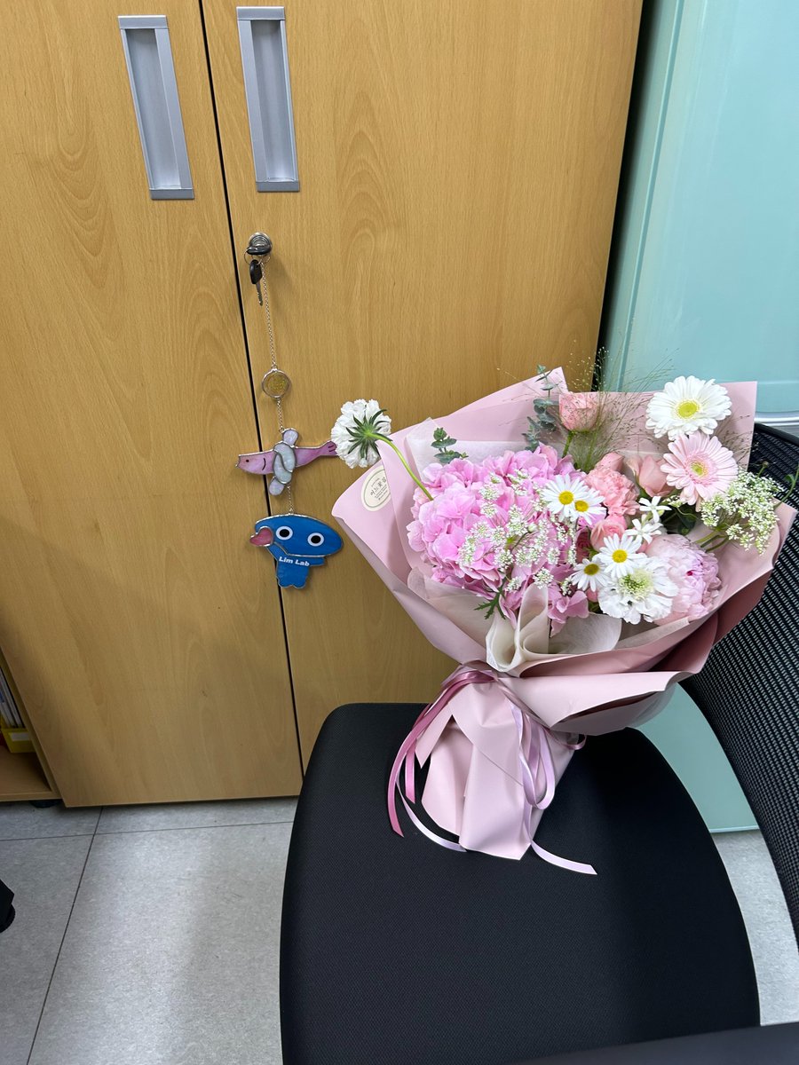 LimLab_KAIST's tweet image. Teacher&apos;s Day - III (Professors Hyuck Jin Lee and Jiyeon Han)