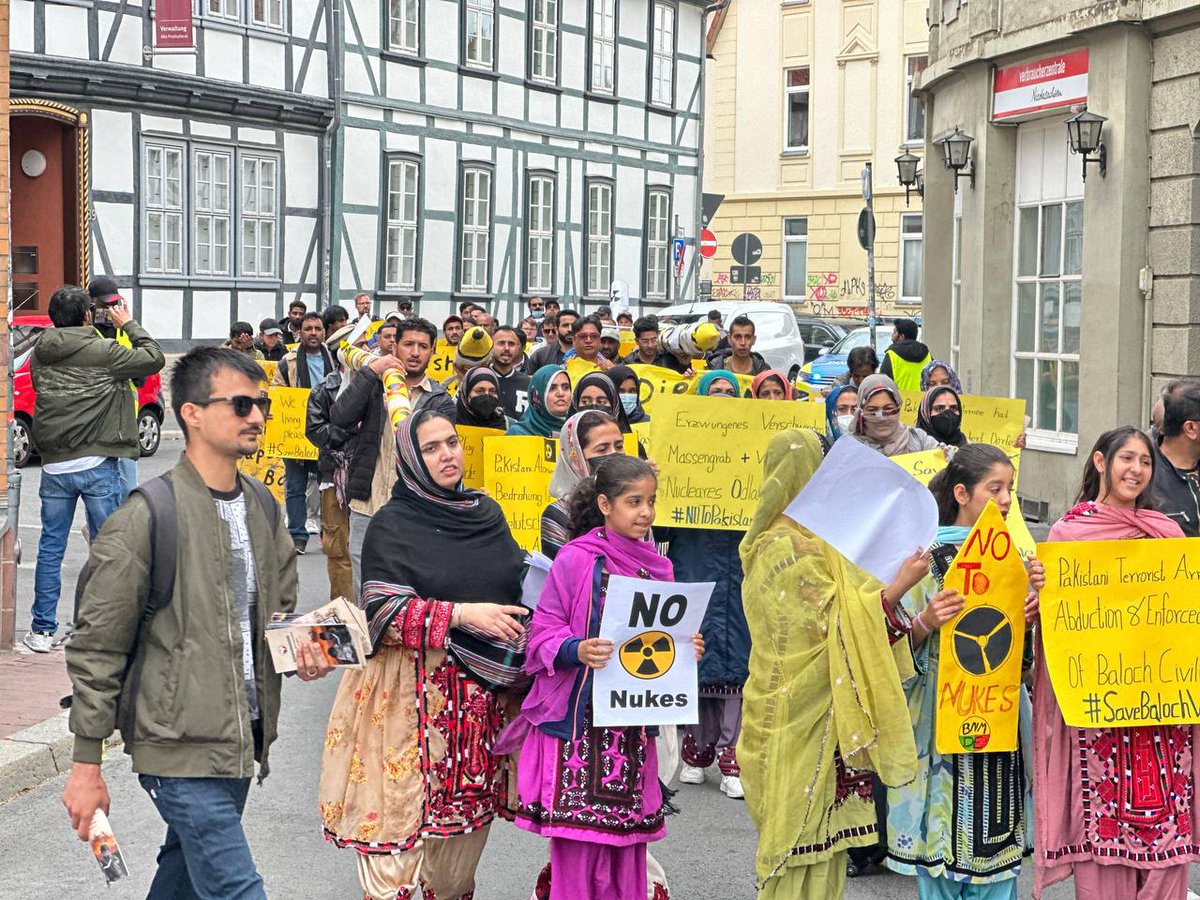 Saeed_Baloch25's tweet photo. Göttingen, Germany: Baloch National Movement held a protest marking May 28 the day Pakistan tested nuclear bombs on Balochistan’s soil in 1998. The radioactive fallout still haunts the region with cancer and other disease.
#SayNoToNuke
#StopNuclearColonialism https://t.co/vMAdx3ZI3j