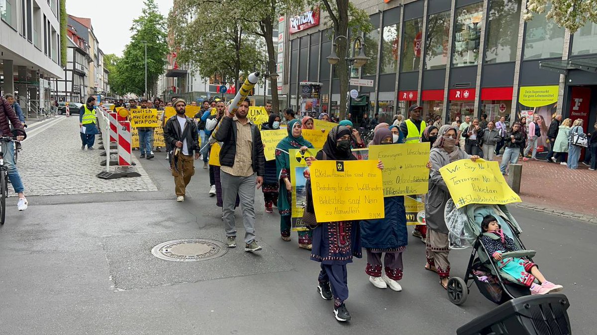 Saeed_Baloch25's tweet photo. Göttingen, Germany: Baloch National Movement held a protest marking May 28 the day Pakistan tested nuclear bombs on Balochistan’s soil in 1998. The radioactive fallout still haunts the region with cancer and other disease.
#SayNoToNuke
#StopNuclearColonialism https://t.co/vMAdx3ZI3j