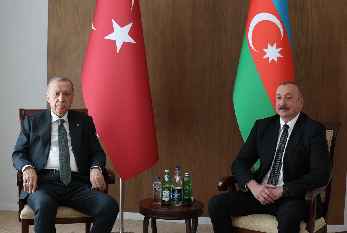 RTErdogan's tweet photo. İlkini geçen yıl Astana’da gerçekleştirdiğimiz Türkiye-Azerbaycan-Pakistan Üçlü Zirvesi’nin ikincisini bugün Azerbaycan’da gerçekleştirdik. 🇹🇷🇦🇿🇵🇰

Yaklaşık 350 milyon nüfusa, 1,5 trilyon dolar ekonomik büyüklüğe sahip ülkelerimizin aralarındaki bağı daha da güçlendiriyoruz.     

İş birliğimizi daha da ilerletmek için değerli kardeşlerimle önemli konularda fikir teatisinde bulunduk.

Türkiye, Azerbaycan ve Pakistan olarak…

Düzenli üçlü zirveler ve bakanlar düzeyinde toplantılar tertiplemek suretiyle iş birliğimizi kurumsallaştıracağız. 

Savunma alanında iş birliğimizi derinleştirip terörle mücadele ve sınır aşan tehditlere karşı ortak kararlılığımızı sürdüreceğiz. 

Ticaretin kolaylaştırılması, yatırımların teşviki ve dijital dönüşüm alanında müşterek adımlar atmayı hedefleyeceğiz. 

İş birliğimizin son derece stratejik bir boyutunu teşkil eden ulaştırma konusunda Kalkınma Yolu, Orta Koridor ve Kuzey-Güney Ulaştırma Koridoru gibi projelere birlikte katkı sağlayacağız. 

Kültür ve eğitim alanında bilhassa gençlerimiz ve akademisyenlerimizin karşılıklı etkileşimini artıracak projeler üzerinde çalışacağız.   

Enerji güvenliği, gıda arz güvenliği ve yenilenebilir enerji alanındaki fırsatları birlikte değerlendireceğiz. 

İnşallah tüm bu alanlarda prestijli projeleri hayata geçirmek suretiyle üçlü iş birliğimizi çok daha ileri noktalara taşıyacak, halklarımıza yeni eserler kazandıracağız.