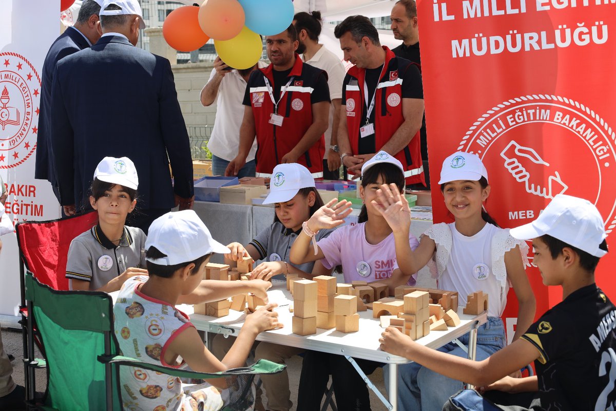 Diyarbakirmem's tweet photo. 🏥 İl Milli Eğitim Müdürlüğümüz ve İl Sağlık Müdürlüğü iş birliğinde yürütülen “Sağlıklı Çocuk, Sağlıklı Gelecek” programı kapsamında, ilkokul çağındaki öğrencilerimize küçük yaşlardan itibaren sağlıklı yaşam alışkanlıkları kazandırmak ve sağlık okuryazarlıklarını artırmak amacıyla kurulan sağlık istasyonları ve bilgilendirme stantlarının açılışı gerçekleştirildi.

📌 Açılış programına İl Milli Eğitim Müdürümüz Murat Küçükali, İl Sağlık Müdürü Emre Asiltürk, Kayapınar İlçe Milli Eğitim Müdürü Kayahan Subaşı, okul yöneticileri, öğrenciler ve vatandaşlar katıldı.

🔍 Etkinlik kapsamında:
🚑 112 Acil Sağlık Hizmetleri
🛟 UMKE, MEB AKUB ve Afet Bilinci
🩺 Aile Hekimliği
🦷 Ağız ve Diş Sağlığı
🥗 Sağlıklı Beslenme
🏃‍♀️ Fiziksel Aktivite
🧼 Kişisel Hijyen
🛡️ Bulaşıcı Olmayan Hastalıklardan Korunma
başlıklarında öğrencilere yönelik bilgilendirme ve farkındalık çalışmaları gerçekleştirildi.

@tcmeb @Yusuf__Tekin
@vali_zorluoglu @Murat4Kucukali
@Diyarbakirism