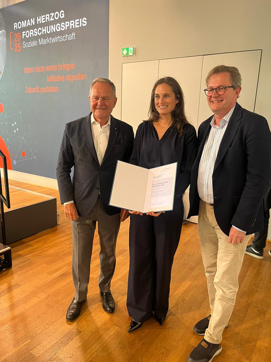 Christoph Lütge (@chluetge) on Twitter photo Gratulation an Franziska Poszler zum 1. Preis des Roman Herzog Instituts für ihre von mir betreute Dissertation zur Ethik des autonomen Fahrens! <a href="/w_heubisch/">Dr. Wolfgang Heubisch</a> Gratulation an Franziska Poszler zum 1. Preis des Roman Herzog Instituts für ihre von mir betreute Dissertation zur Ethik des autonomen Fahrens! <a href="/w_heubisch/">Dr. Wolfgang Heubisch</a>