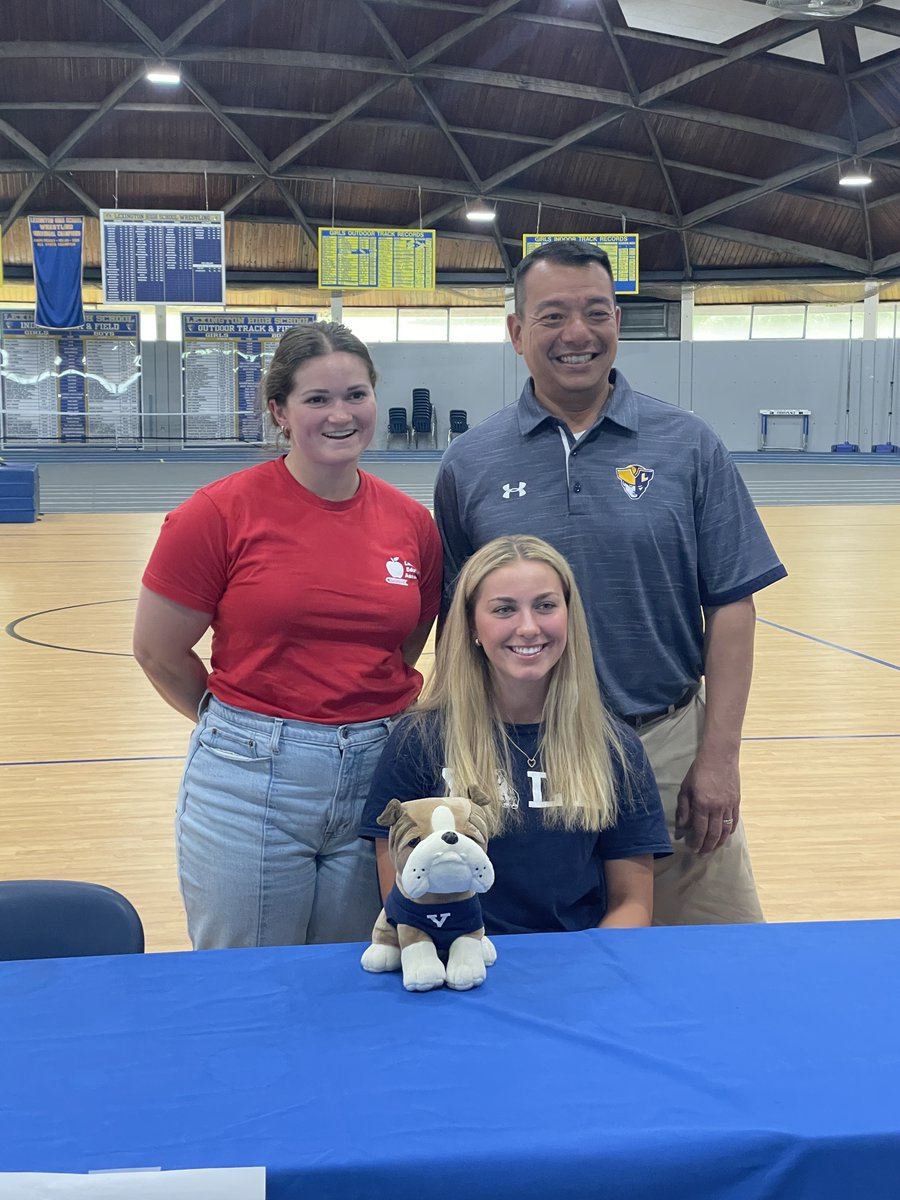 We honored the Class of 2025 college bound student-athletes in a ceremony celebrating their accomplishments! Congrats to Lidia Palys and Yale softball! Lidia is an exceptional softball player but she's an even better person. Hide your apples, goldfish,chips and guac! 💙💛🥎💙🤍🥎