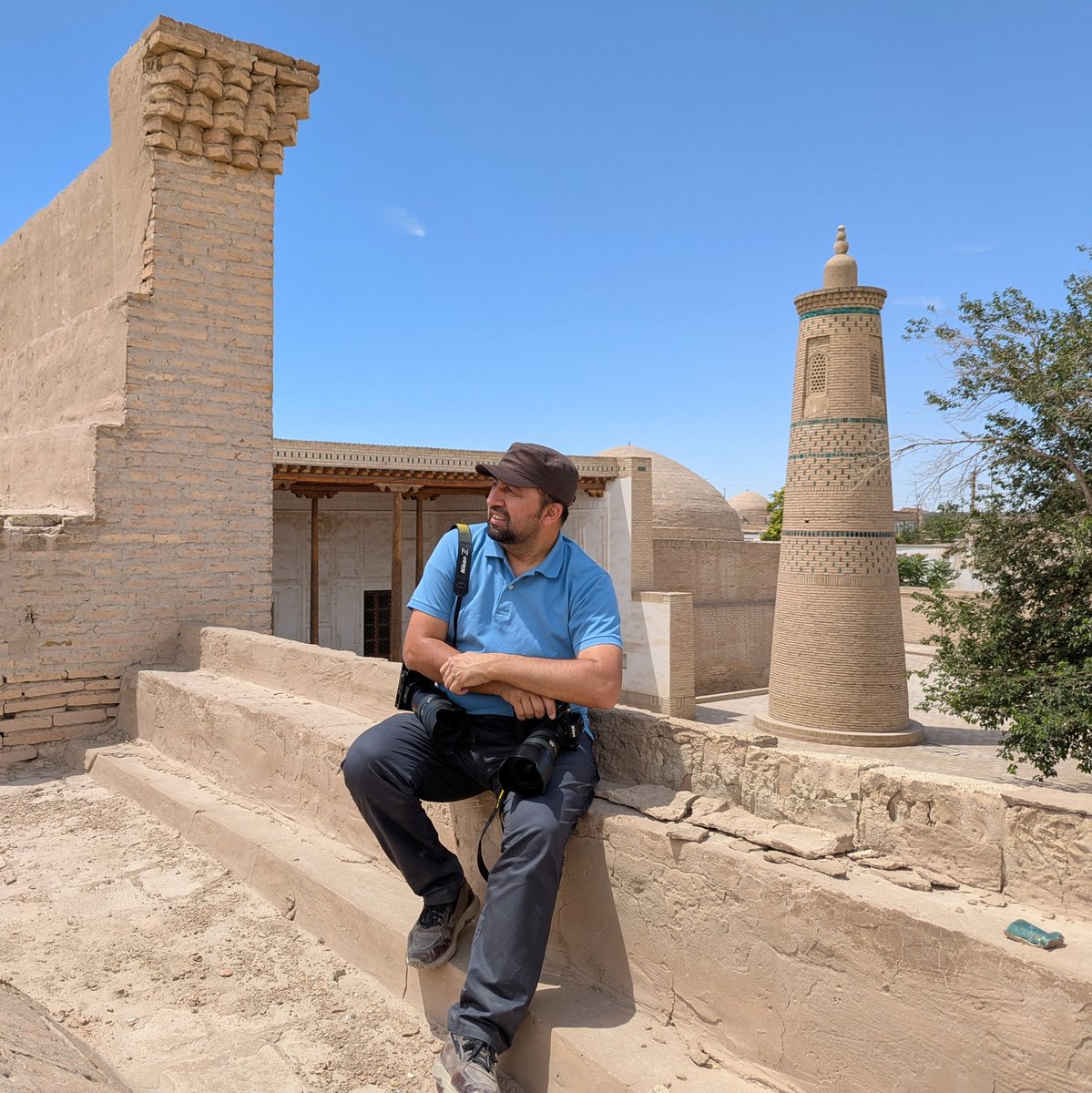 Яқинда кимдир айтди камнамо эканман. Олдингидек фаол эмас эканман (ижтимоий тармоқларда).

Кейин билсам жуда кам пост қўяётган эканман.