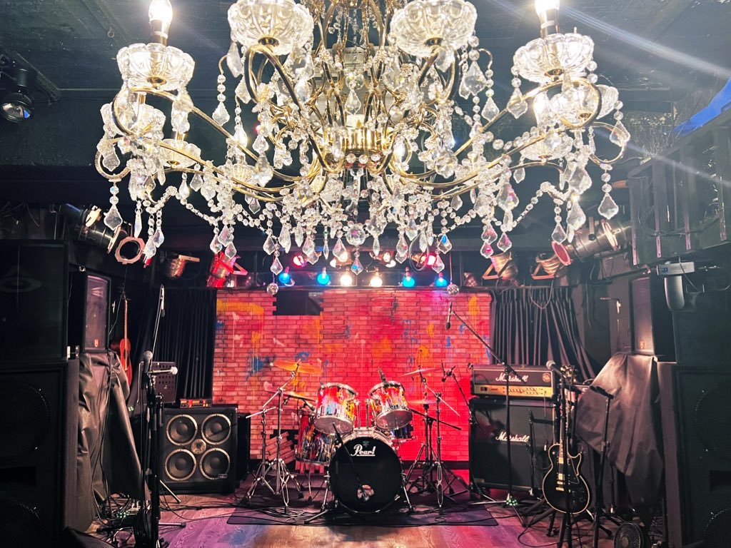 🪩カラオケBAR営業🪩

本日28日(水) 24:00まで営業中！

DAM歌い放題＆飲み放題 1.5h ¥3,000 
(延長1h ¥2,000)

ライブハウスでカラオケできるのはここだけ！！🍻

#badkneelab
#BAR 
#KARAOKE