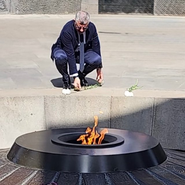Prima di ripartire da Yerevan, ho voluto portare due garofani bianchi al memoriale del genocidio armeno.