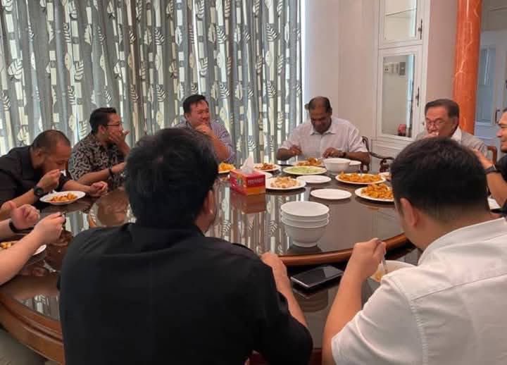Rafizi letak jawatan? 

Tenang, anwar ada orang kanan yg baru. RR juga namanya. 

Hebat RR 2.0 ni. Kalahkan KJ dan menang naib presiden. Memang sesuai jadi panglima perang PKR.