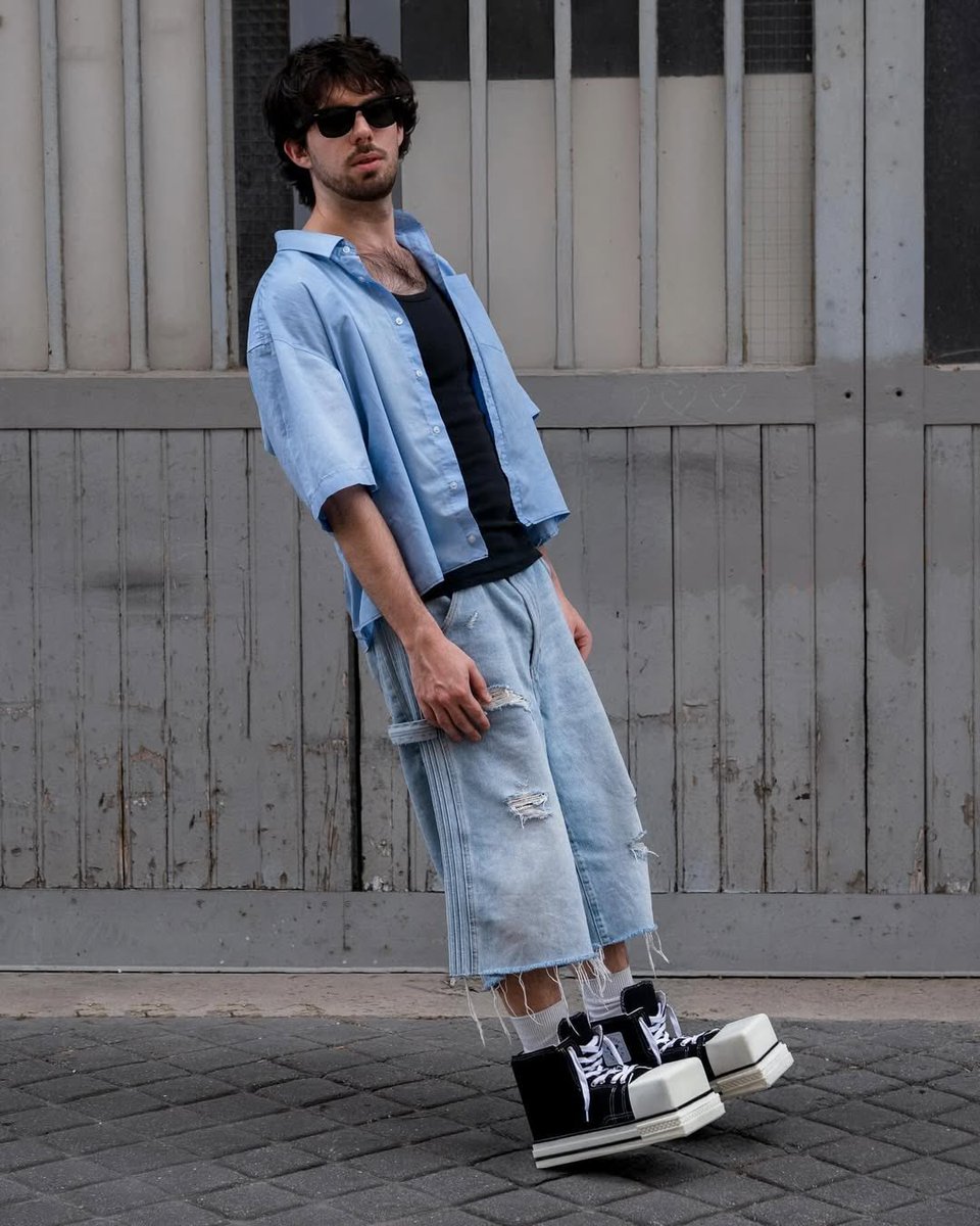 simonsaysdrip's tweet image. Artist Matteo cavarra redesigns Converse All Stars in a surreal, Roblox-inspired silhouette — merging digital aesthetics with physical fashion.
#Converse #SneakerDesign #RobloxStyle