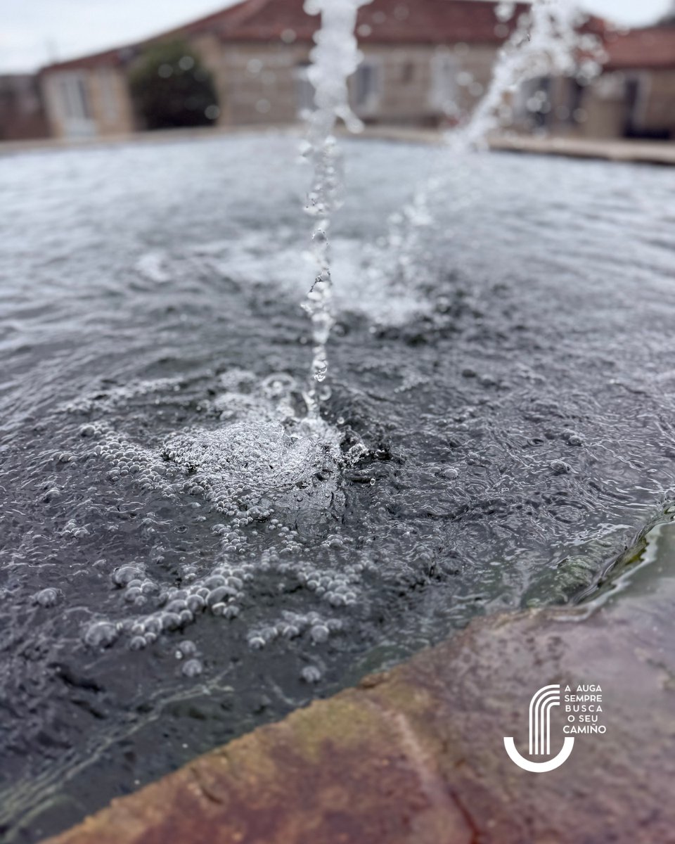 semtayr's tweet photo. Hace unos meses comenzamos un viaje desde el #GDRLimiaArnoia para recuperar y dar visibilidad a las fuentes tradicionales ⛲
 
💙 Hay caminos que no solo se recorren, también se beben, se escuchan y se sienten. 

💧 Con este trabajo agradecemos al territorio todo lo que nos da. https://t.co/uC2bCFSoUa