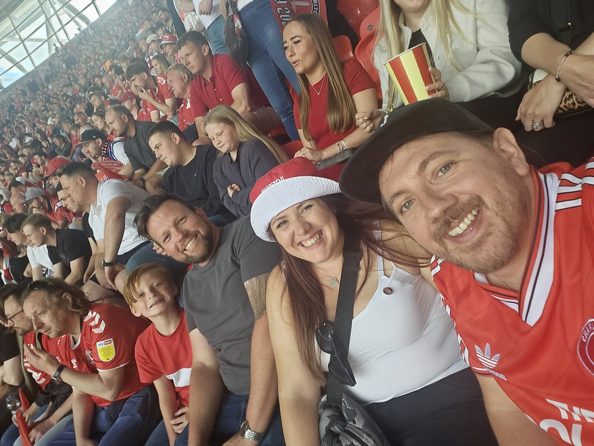 ravioli_7's tweet photo. Fantastic day, great to catch up with some familiar #cafc faces too 🔴⚪️⚽️🏆🍻 https://t.co/6NbOvK4L6H