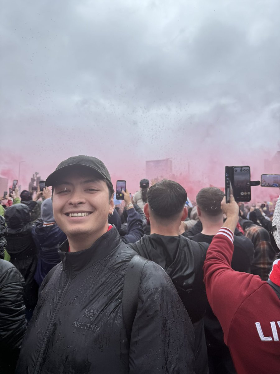 hollyora's tweet photo. anyway here’s Harry having a lovely time before it all went completely fucking tits up https://t.co/o5Xv7S4v7S