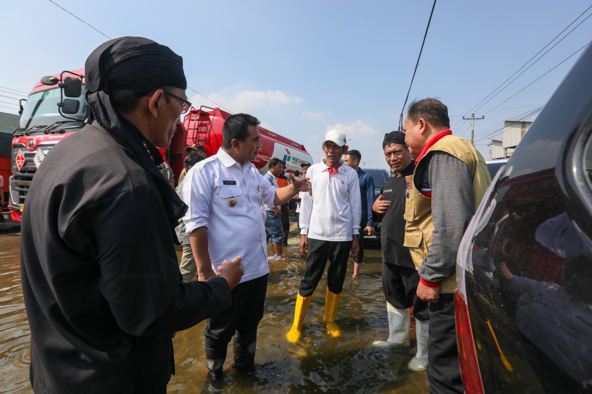 Tinjau Banjir Rob di Jalan Pantura Demak, Taj Yasin Minta Cepat Dituntaskan - 
#JatengGayeng
 jatengprov.go.id/publik/tinjau-…