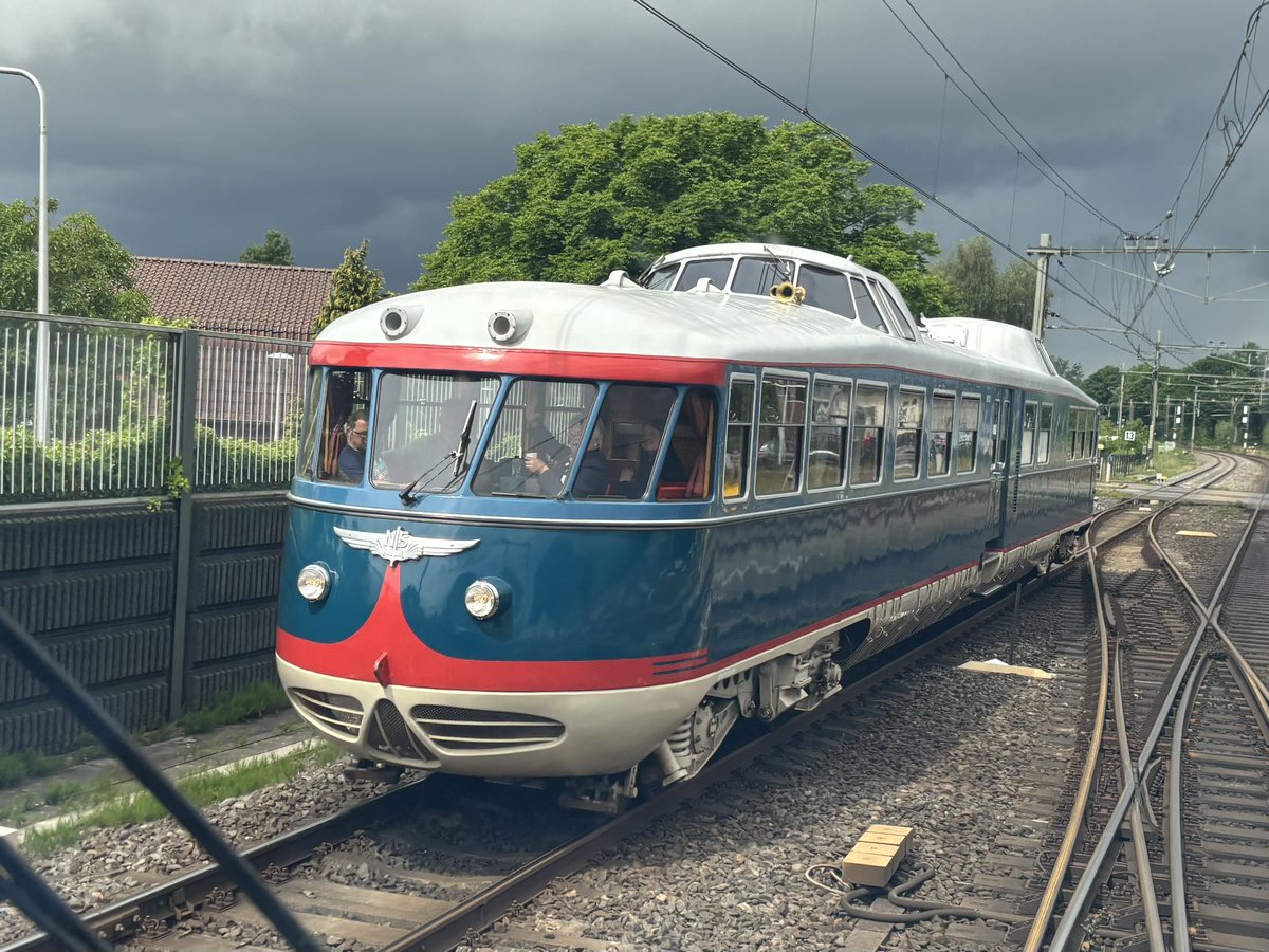 Rutger Jongejan (@rutger_76) on Twitter photo Zo tof, deze oldtimer kwam mij vandaag tegemoet bij Almelo.
#spoorwensdagen <a href="/Spoorwegmuseum/">Spoorwegmuseum</a> #dekameel Zo tof, deze oldtimer kwam mij vandaag tegemoet bij Almelo.
#spoorwensdagen <a href="/Spoorwegmuseum/">Spoorwegmuseum</a> #dekameel