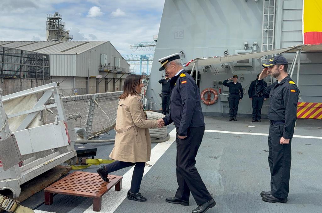 Defensagob's tweet image. La ministra de Defensa, Margarita Robles, visita en Dublín a los efectivos de la @Armada_esp de la fragata #CristóbalColón, tras su participación en el ejercicio #FormidableShield 25. 

Un reconocimiento a su profesionalidad y compromiso en operaciones internacionales. 
⚓️  🇪🇸
