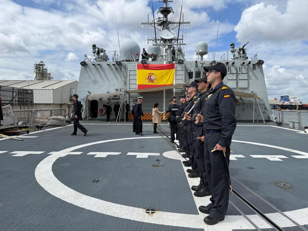 Defensagob's tweet image. La ministra de Defensa, Margarita Robles, visita en Dublín a los efectivos de la @Armada_esp de la fragata #CristóbalColón, tras su participación en el ejercicio #FormidableShield 25. 

Un reconocimiento a su profesionalidad y compromiso en operaciones internacionales. 
⚓️  🇪🇸