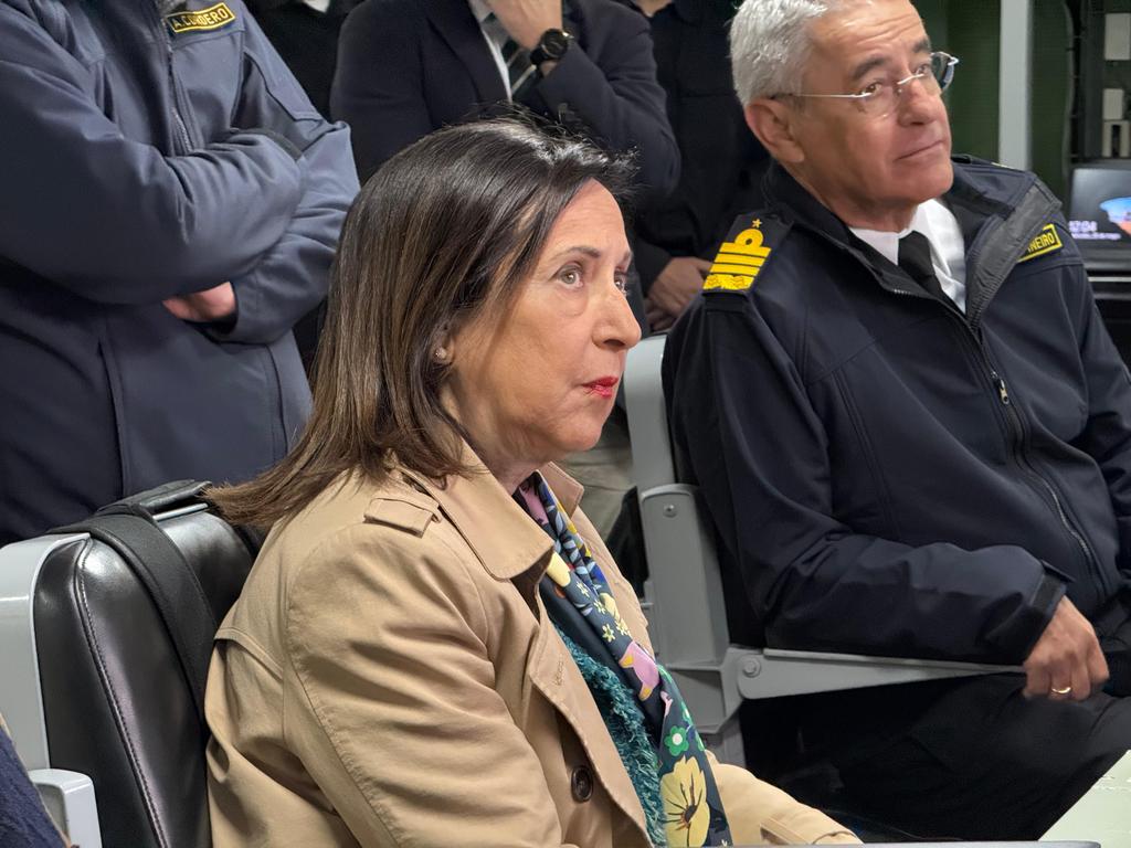 Defensagob's tweet image. La ministra de Defensa, Margarita Robles, visita en Dublín a los efectivos de la @Armada_esp de la fragata #CristóbalColón, tras su participación en el ejercicio #FormidableShield 25. 

Un reconocimiento a su profesionalidad y compromiso en operaciones internacionales. 
⚓️  🇪🇸